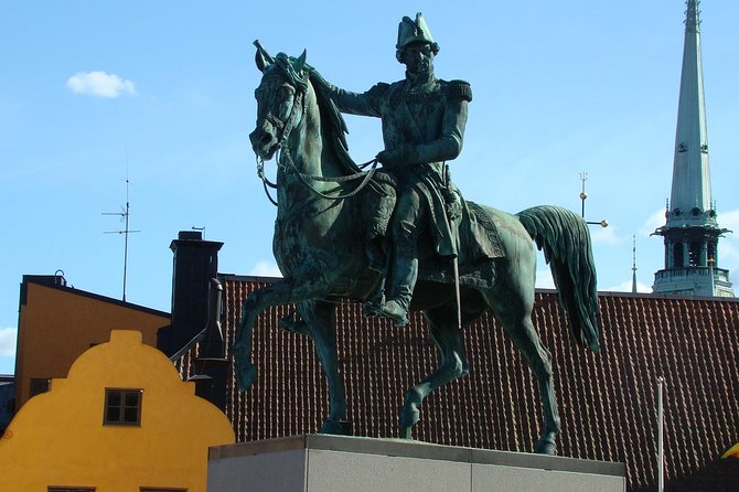 Stockholm Old Town and the Viking Museum, a Small Group Walking Tour - Tiny statues and the heart of Gamla Stan