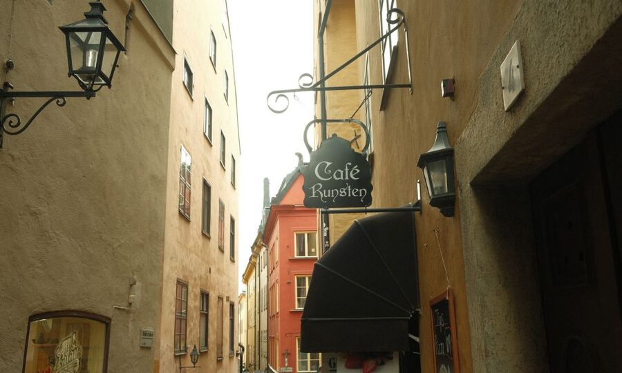 Stockholm: Old Town Self-Guided Tour Learn and solve Puzzles - Reading on your phone instead of listening