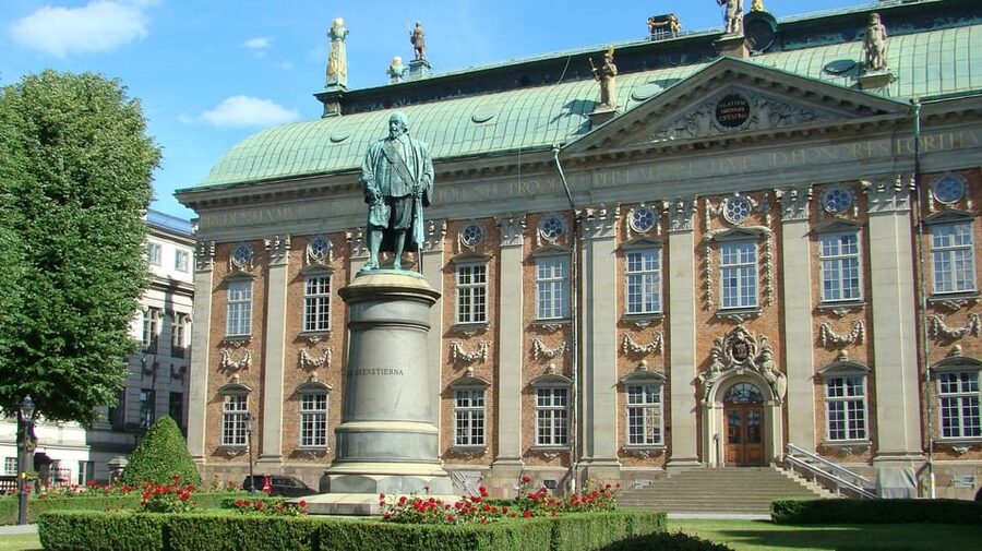 Stockholm: Old Town Walking Tour and the Vasa Museum - The Royal Palace and the Iron Boy