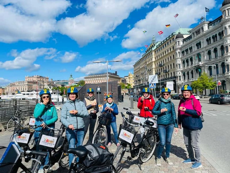 Stockholm's Best Bike Tour! (English / Deutsch) - Crossing the waterfront by Grand Hôtel and Nationalmuseum