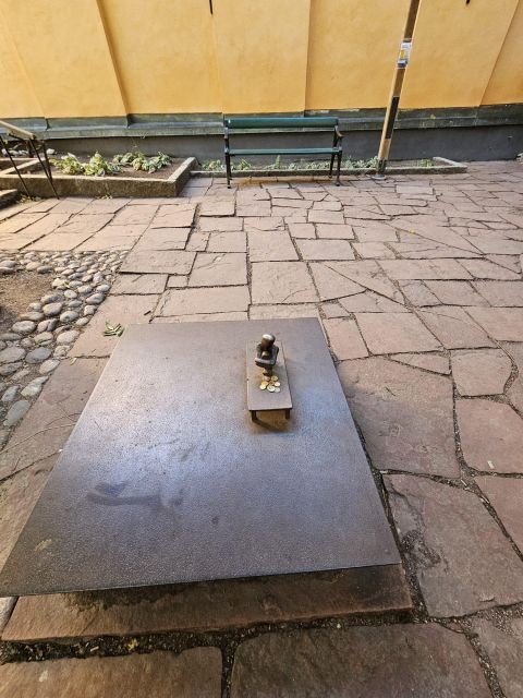 Stockholm: Secrets of Gamla Stan Guided Tour w/ Fika Option - Why Gamla Stan works best with a story