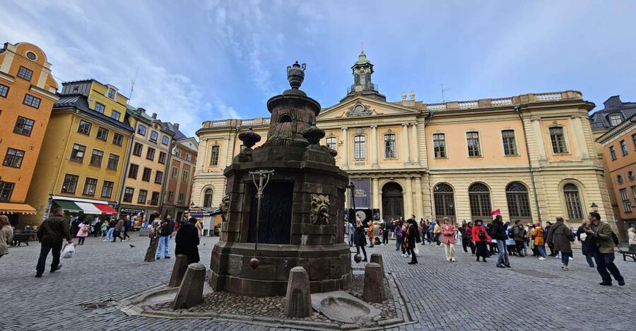 Stockholm: Secrets of Gamla Stan Guided Tour w/ Fika Option - Walking the cobbled lanes of Gamla Stan