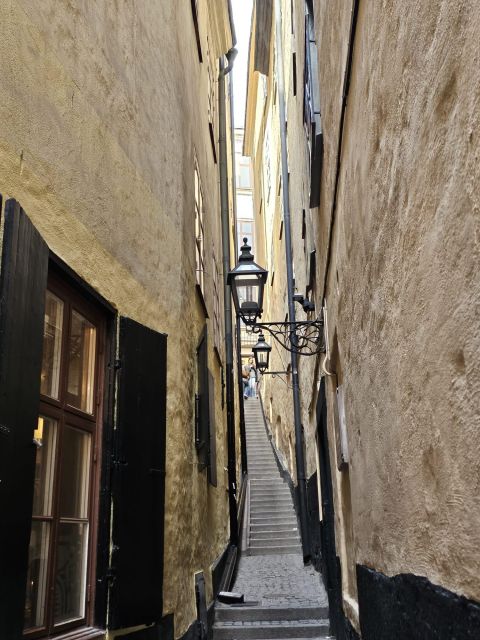 Stockholm: Secrets of Gamla Stan Guided Tour w/ Fika Option - A cannonball, a dragon, and details you might miss