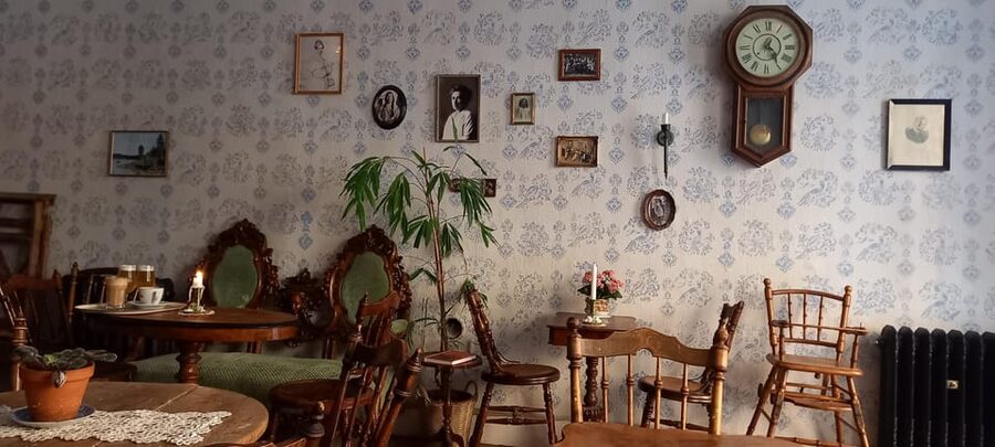 Stockholm: Secrets of Gamla Stan Guided Tour w/ Fika Option - What the guides add to the experience