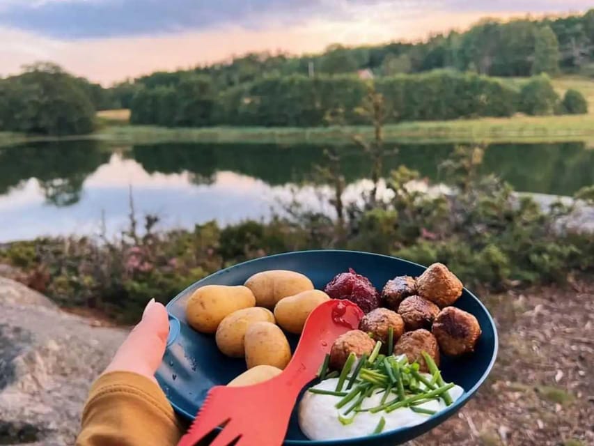 Stockholm: Sunset Hike in Tyresta National Park with Meal - Sustainability without making a show of it
