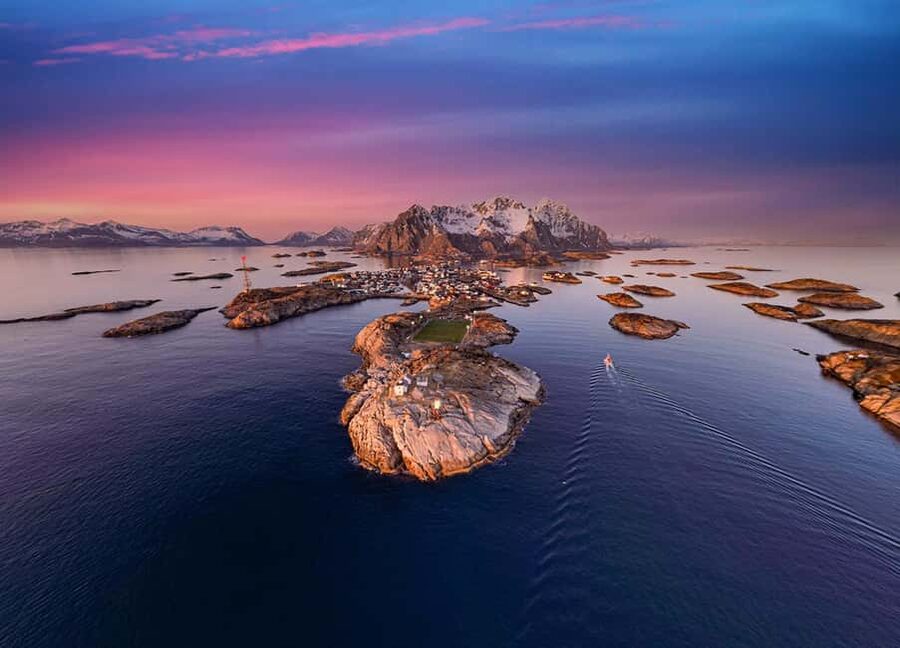 Svolvær and Henningsvær Sightseeing and History Tour - Lofoten Cathedral and the faith of the islands