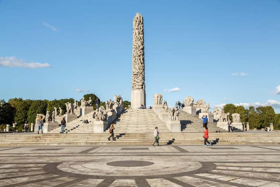 The Vigeland Park in Oslo: Insta-Perfect Walk with a Local - Finding the best angles around Vigeland Park