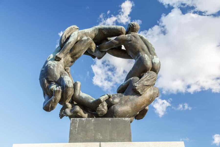 The Vigeland Park in Oslo: Insta-Perfect Walk with a Local - Why the group size matters