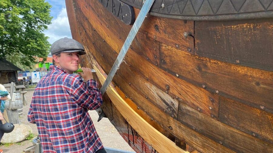Tønsberg: Walk with a Viking - Guided Tour - Viking crafts that make the past practical