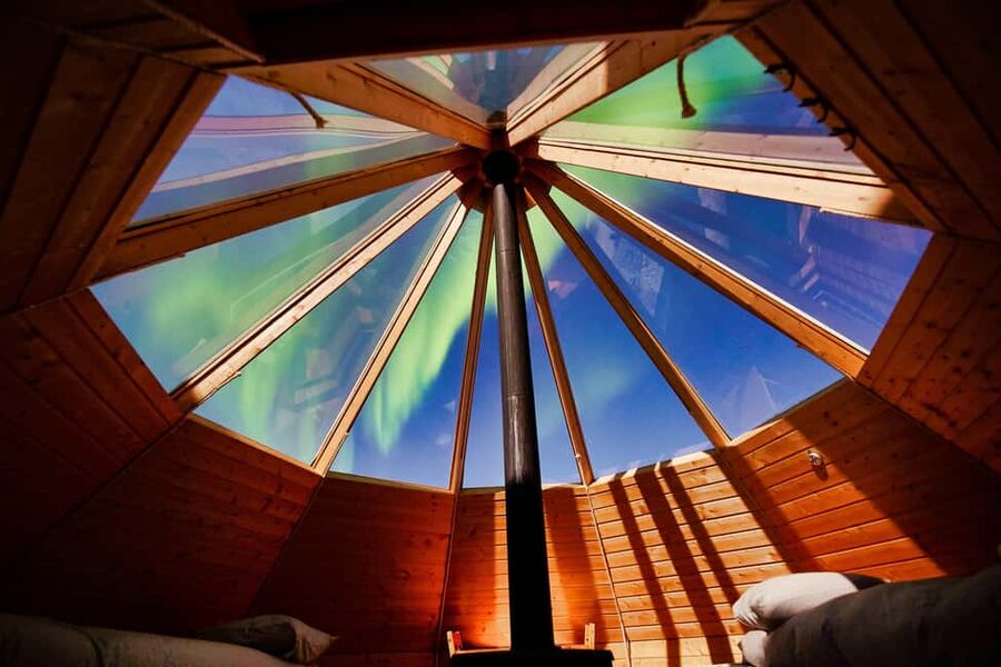 Tromsø: Aurora Crystal Lavvo Overnight Stay with Activities - An evening of food, fire, and sky watching