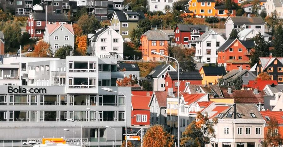 Tromsø: Capture the most Photogenic Spots with a Local - Petersborggata viewpoint and the city from another angle