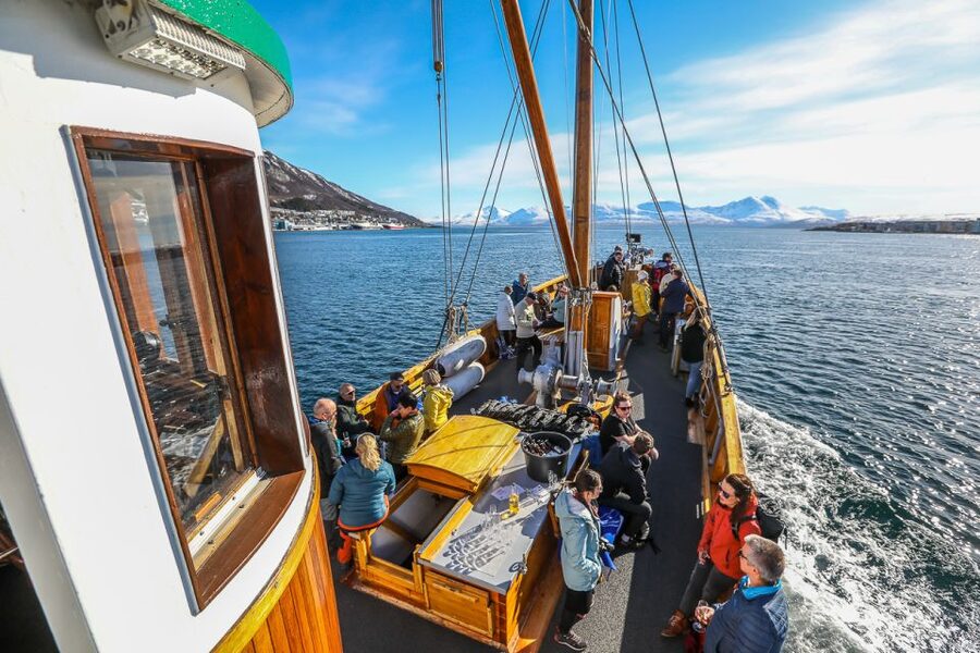 Tromsø: Fjord History Cruise with Snack and Drinks - What the crew adds to the ride