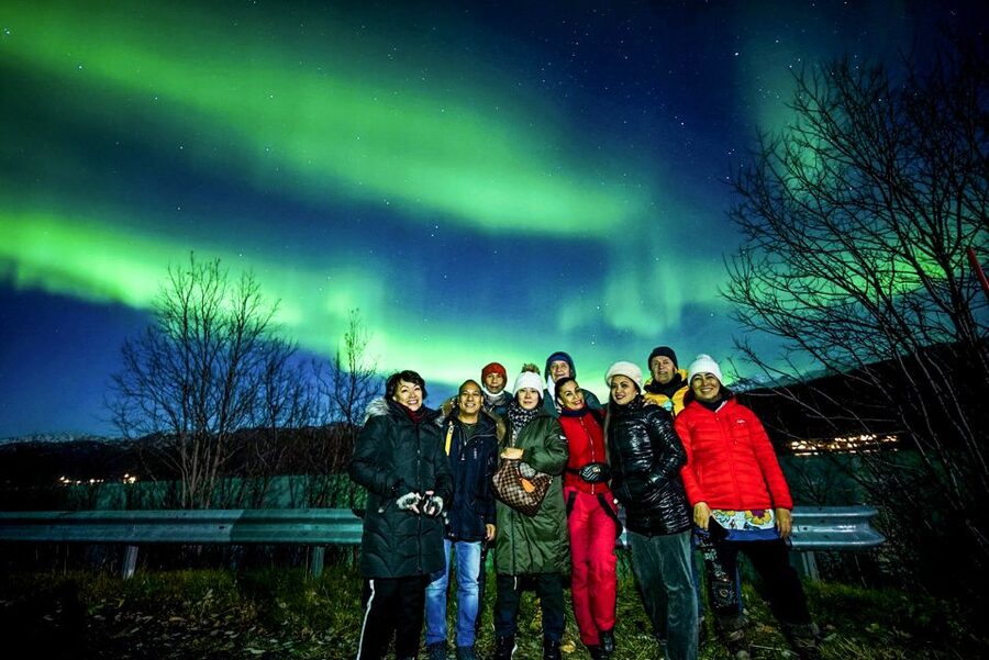 Tromsø: Northern Lights Chase Minibus Tour - Waiting outside in serious cold