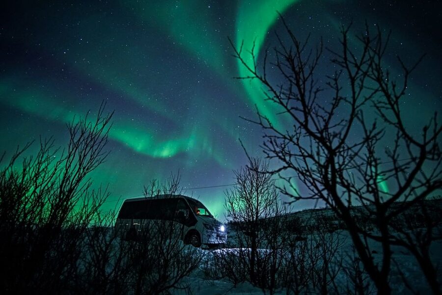 Tromsø: Northern Lights Chase Minibus Tour - The photo service and camera help
