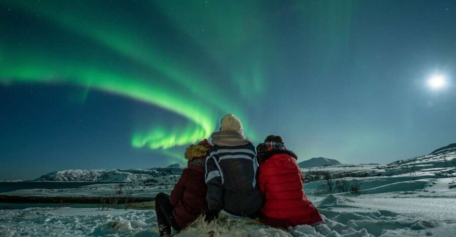 Tromso: Northern Lights Chase with Photo Package Included - The Finnish border option