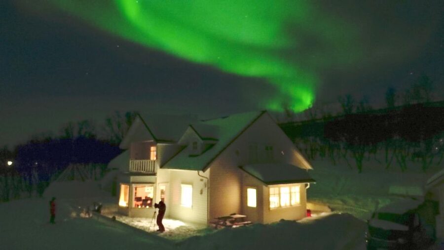 Tromsø: Snowmobile Safari with Aurora Crystal Lavvo Stay - Who should book this Arctic night