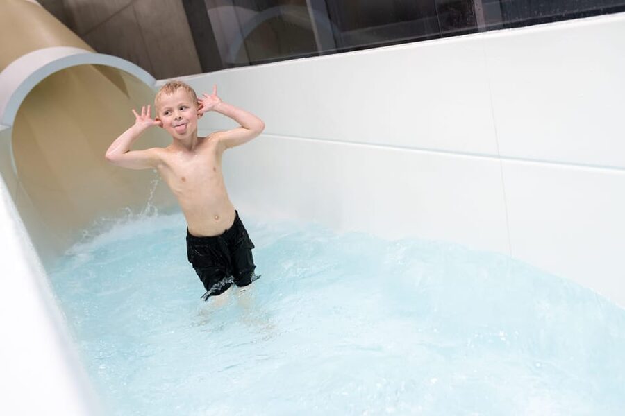Tromsø: Spa/Pool with Bath, Sauna and Outdoor Heated Pool - Slides, waves, and family areas keep children busy