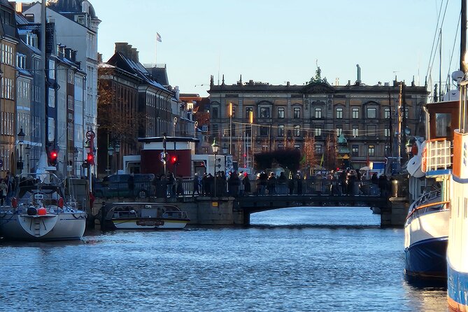 Walk & Canal Tour: Copenhagen Highlights + Changing of the Guards - The Black Diamond leads to the harbor