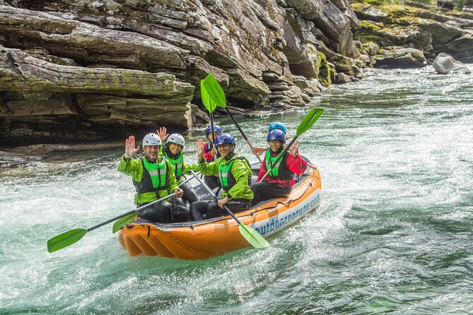 Whitewater Rafting Grade 3 to 4 - Safety training before the first rapid