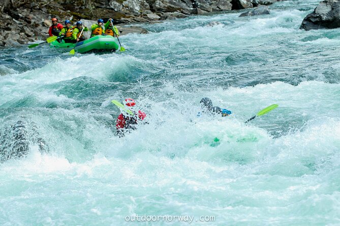 Whitewater Rafting Grade 3 to 4 - Paddling the Raundal River